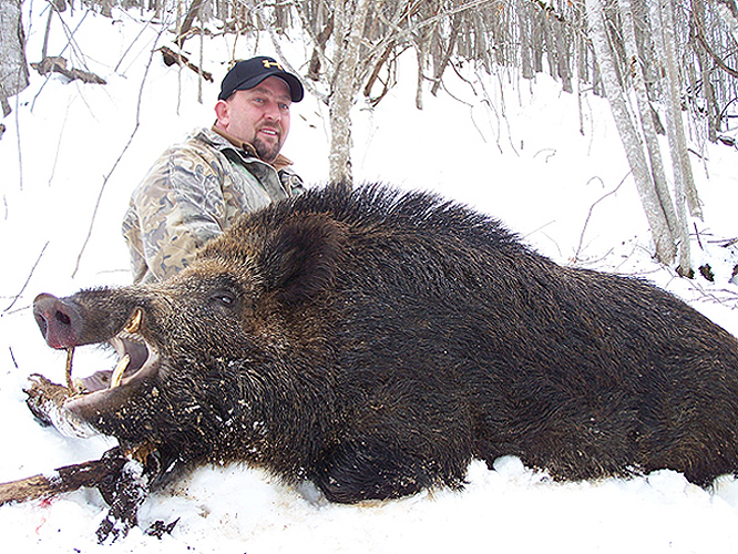 охотник с кабаном