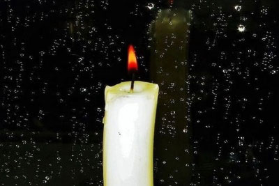 Свеча на окне