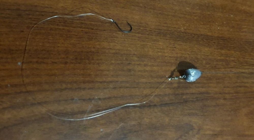 Выше скользящего грузила на леске устанавливается индикатор