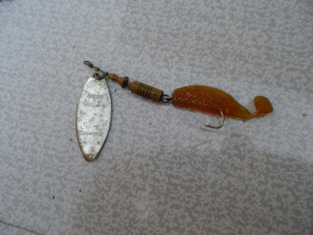 Вращающаяся блесна с подсаженным твистером для ловли судака, фото