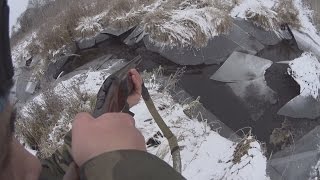 Охота на бобра с ружьем зимой, выстрел по бобру. hunting for a beaver shot beaver(Ловля бобра зимой обычно с капканами, а не с ружьем. В основном охота на бобра с ружьем проходит не тогда. 2016-01-01T15:22:25.000Z)
