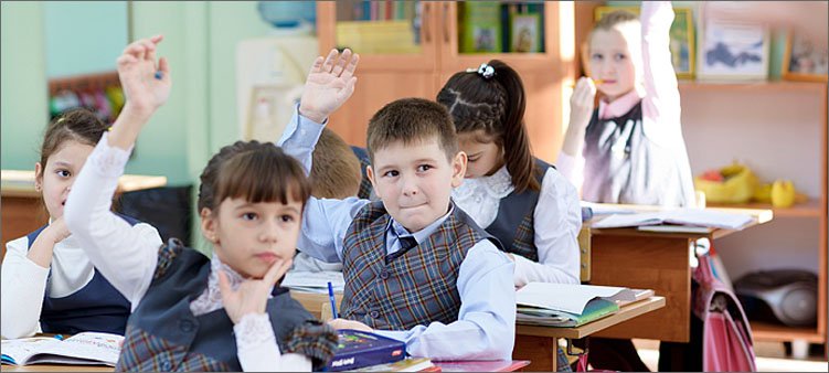 дети-тянут-руки-на-уроке