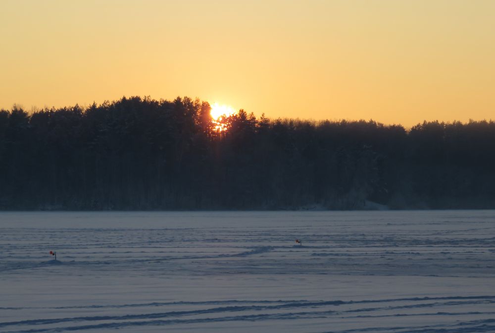 Солнце садится за горизонт - в предвкушении последних поклевок