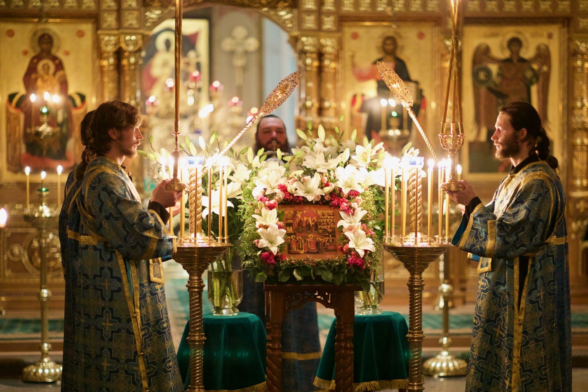 На Покров верующие посещают всенощное бдение, чтобы встретить праздник с Божьей благодатью