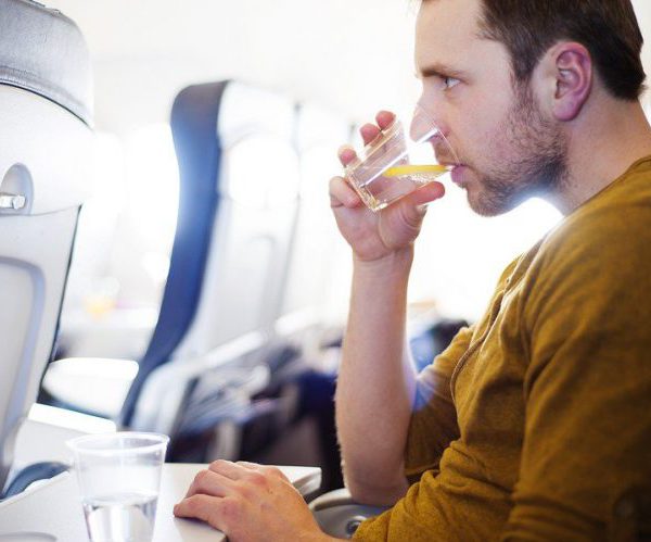 Пьет в самолете