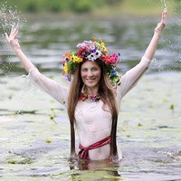 Девушка стоит в реке