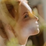 Девушка мечтает