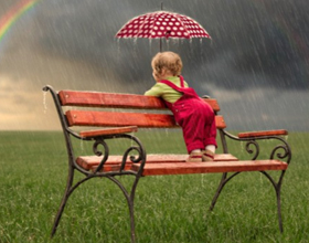 Можно ли с грудничком гулять в дождь и влияние прогулки на самочувствие грудничка