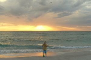 Можно ли с грудничком гулять в дождь и влияние прогулки на самочувствие грудничка