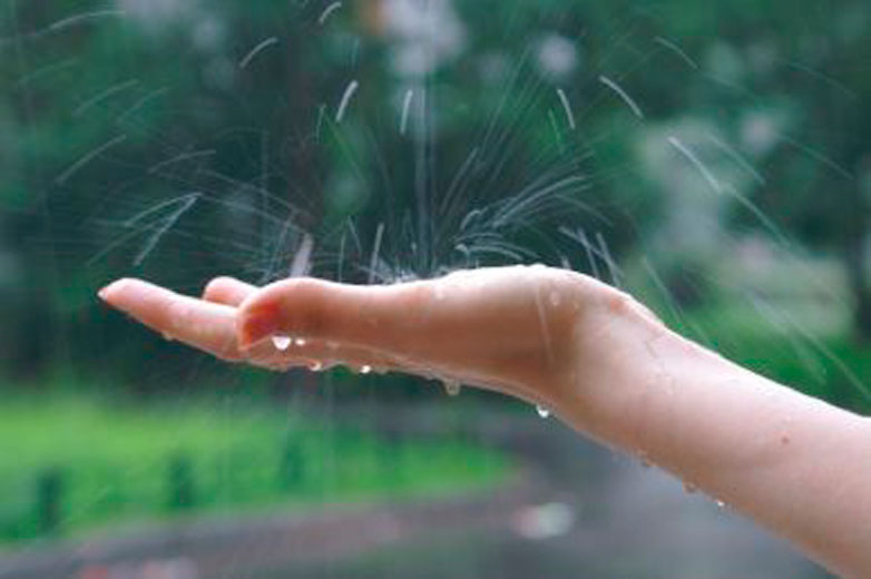 Можно ли с грудничком гулять в дождь и влияние прогулки на самочувствие грудничка