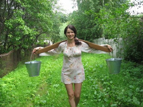 Прохожий с полными ведрами