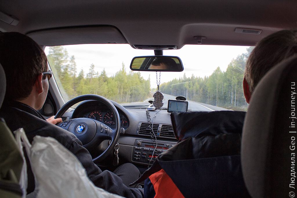 двое мужчин в машине
