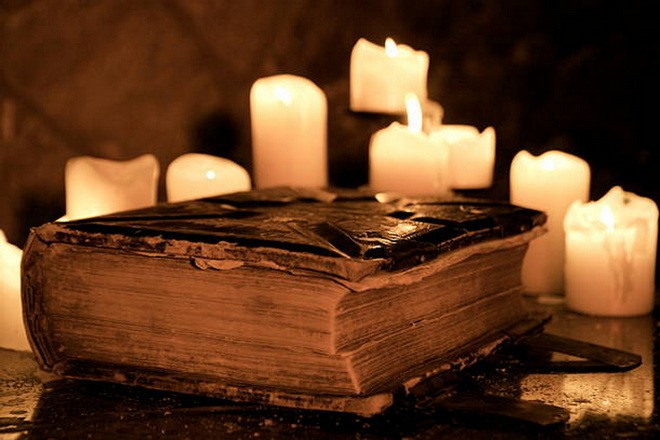 Библия и свечи
