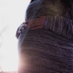 Беременная девушка и солнце