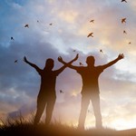 Парень, девушка и птицы на рассвете