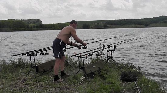 Рыболов и карповые удилища