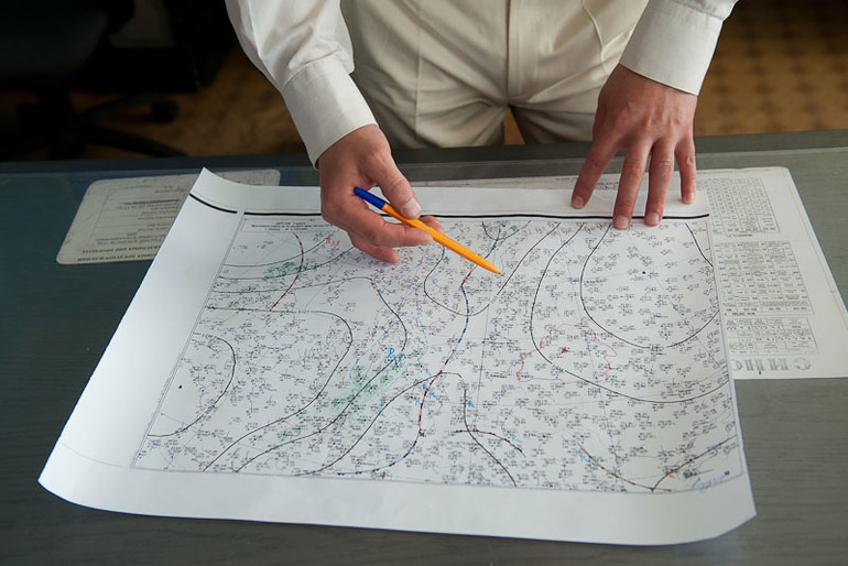 Составляет прогноз погоды