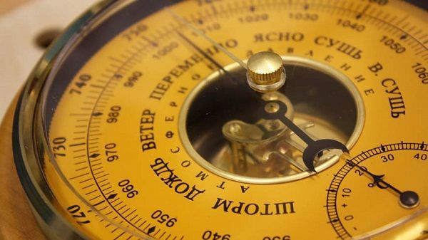 Какое давление для рыбалки лучше зимой: лучшая погода, направление ветра