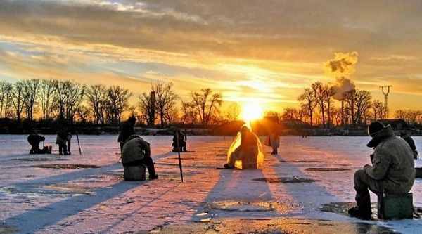 Какое давление для рыбалки лучше зимой: лучшая погода, направление ветра