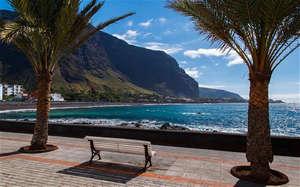 Скамейка на берегу моря