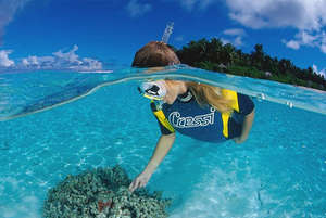 Девушка занимается дайвингом