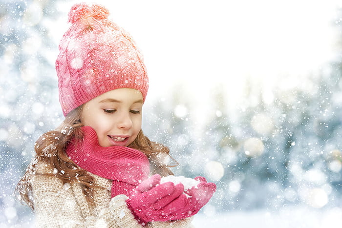 Девочка держит снег в руках