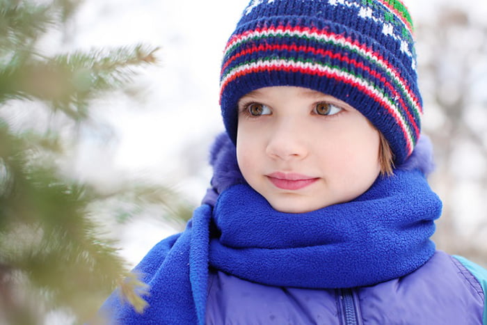 Мальчик на зимней прогулке
