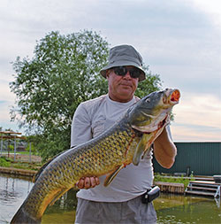 Сазан добытый на рыбалке на раскатах