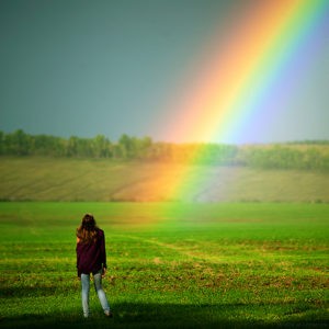 девушка смотрит на радугу