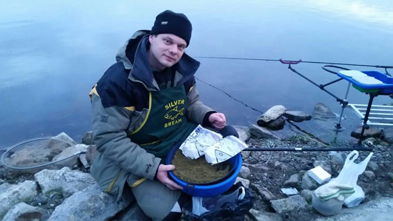 Парень с тазом прикормки