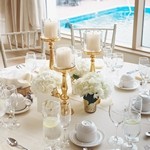 Стол с белой скатертью