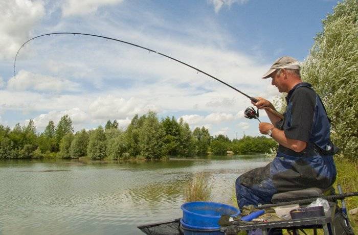 Рыбалка на днепре - ловля на фидер в городе с известным рыбаком