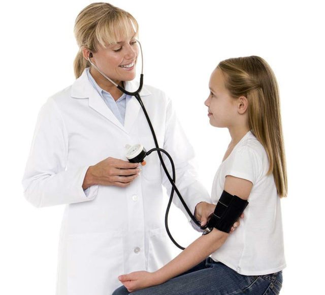 Измерять показания давления положено в плечевой артерии, делают сегодня это с помощью механического или электронного тонометра