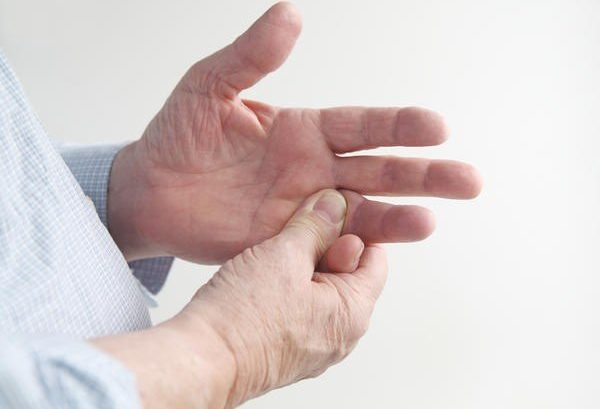 Один из симптомов скованность в руке при артрите