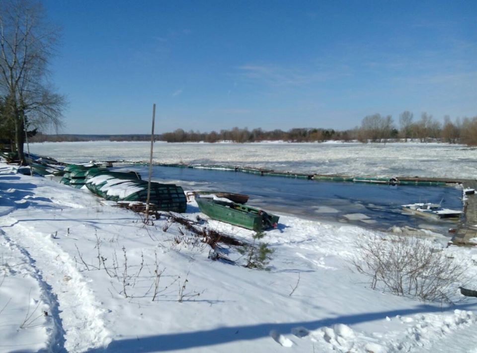 Зимняя рыбалка на Днепре на базе отдыха «Изумрудная»