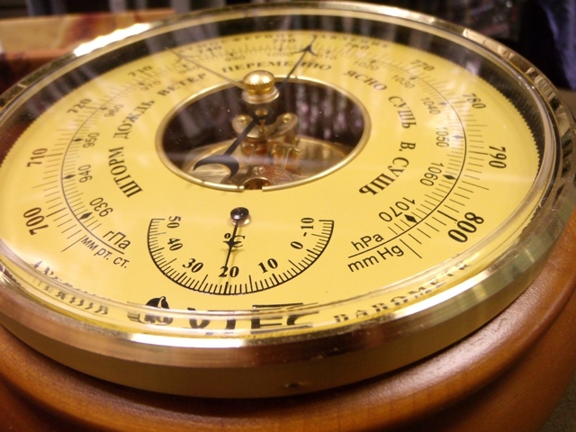 Атмосферное давление для рыбалки: влияние изменений погоды на клев