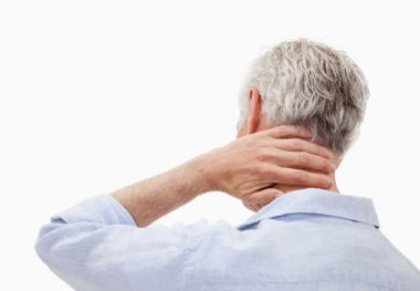 Мужчина держится за шею