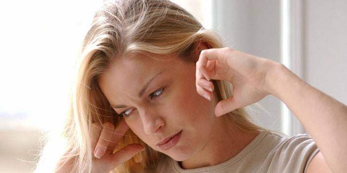 Девушка закрывает уши