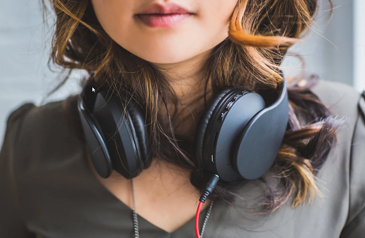 Студент слушает музыку