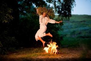 На благовещенье прыгали через костер