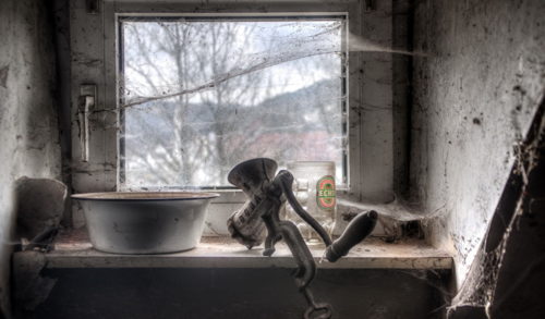 Паутина на окне