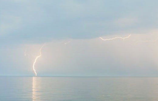 Гроза на водоеме