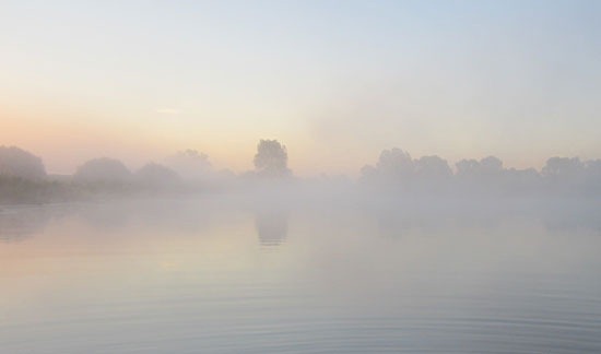 Туман над водоемом