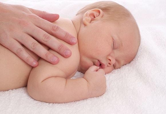 младенец лежит на животике