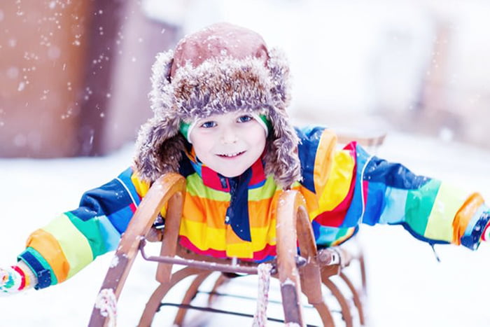 Ребенок катается на санках