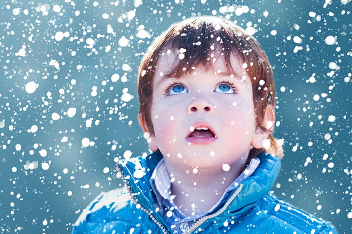 Ребенок под снегом