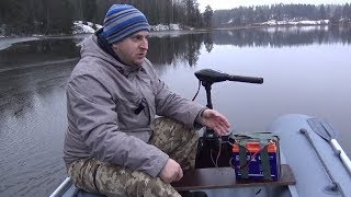 Как рыба клюет на крючок под водой