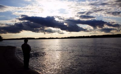 Рыбак на озере