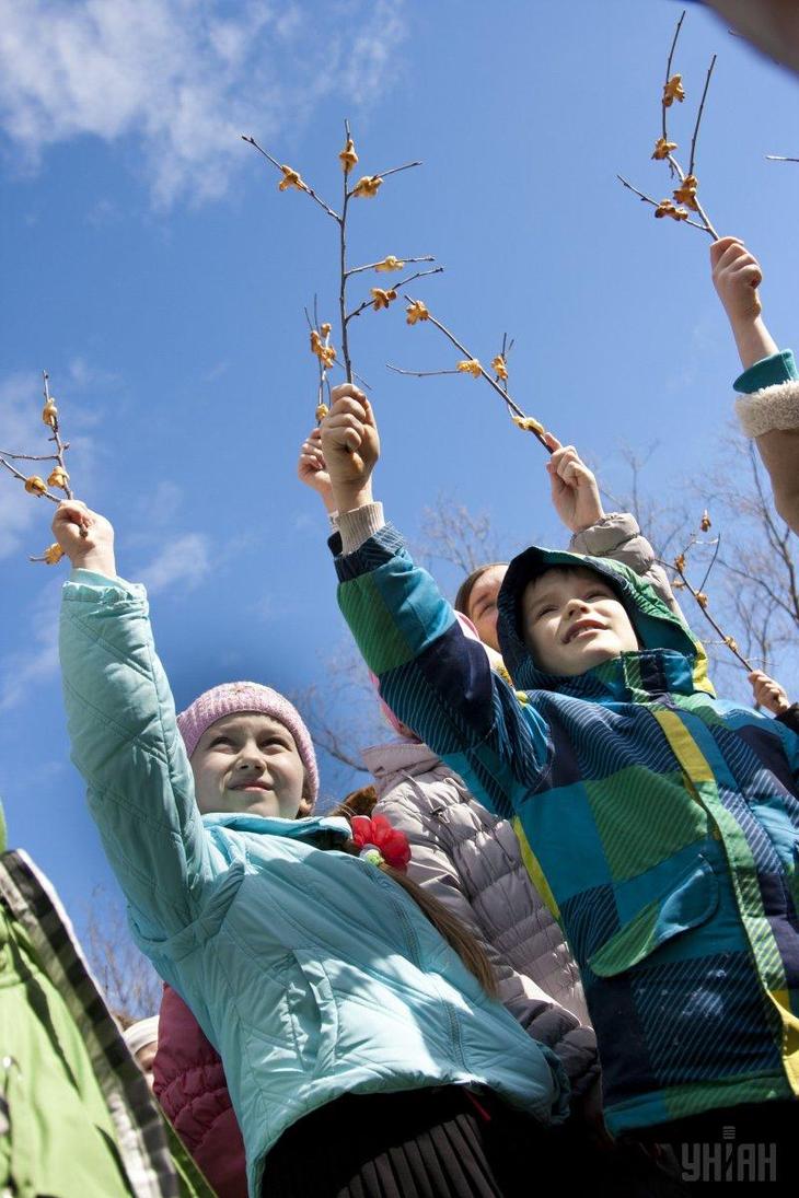 Дети держат печенье в форме птичек на ветках во время праздника Сорока святых / фото УНИАН