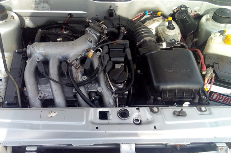 моторный отсек ВАЗ-2112